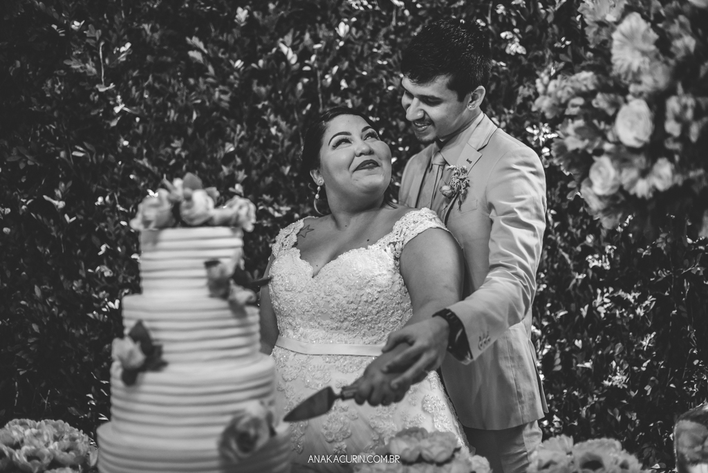 A blogueira Mariana Rodrigues do blog Aquela Mari e Diego Neves cortam seu bolo de casamento