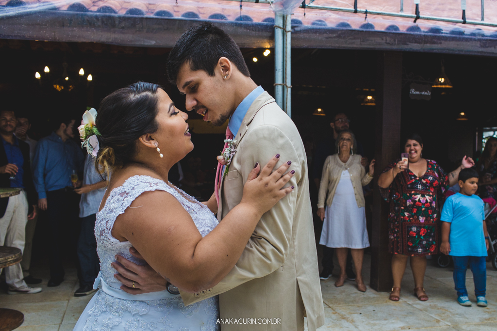 Primeira dança de casados da blogueira Mariana Rodrigues do blog Aquela Mari e Diego Neves em seu casamento.