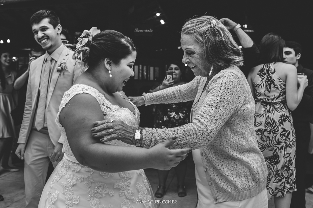 Festa  bombante do casamento da blogueira Mariana Rodrigues do blog sobre gordofobia Aquela Mari e Diego Neves. Noiva dançando funk com a avó.