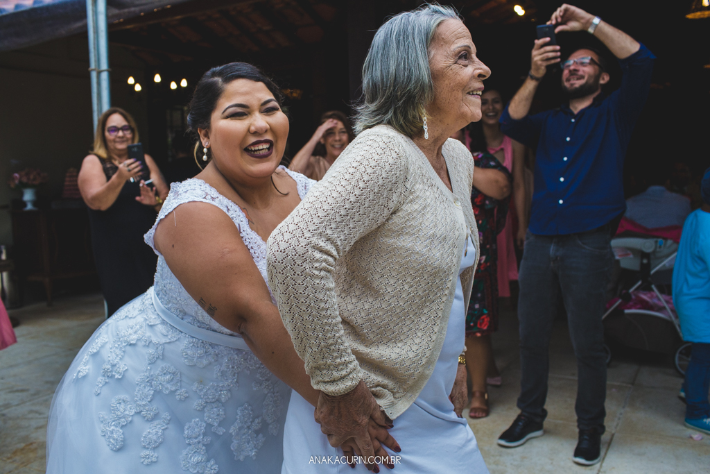 Festa  bombante do casamento da blogueira Mariana Rodrigues do blog sobre gordofobia Aquela Mari e Diego Neves. Noiva dançando funk com a avó.