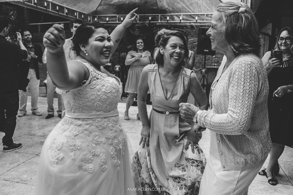 Festa  bombante do casamento da blogueira Mariana Rodrigues do blog sobre gordofobia Aquela Mari e Diego Neves. Noiva dançando funk com a avó e a mãe.