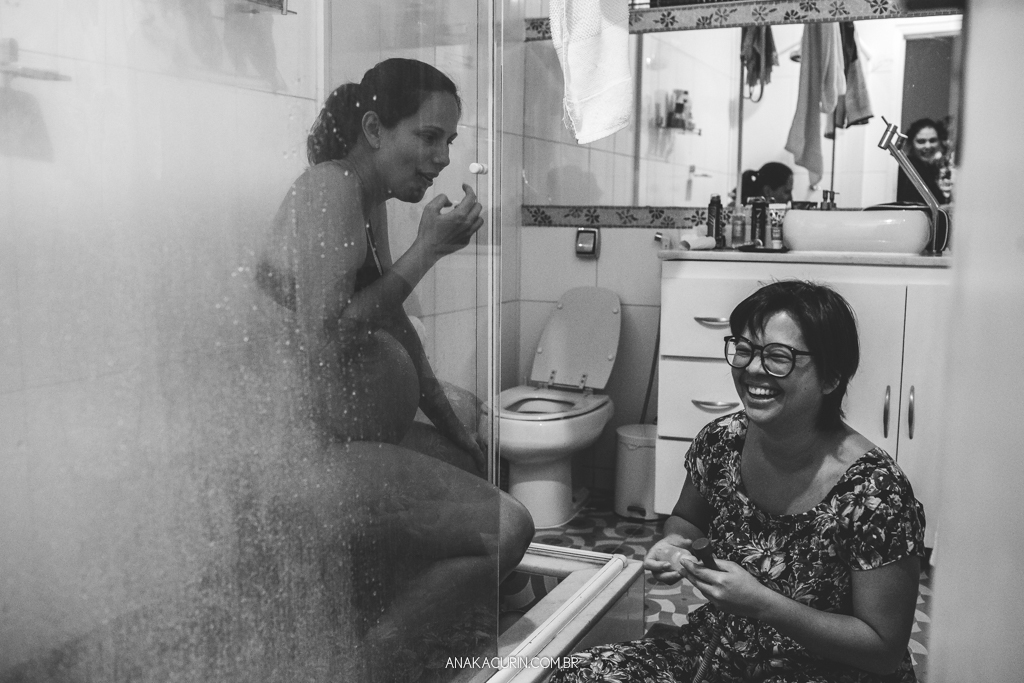 Parto domiciliar de Juliana Brito, nascimento de Francisco, assistido pela equipe Coletivo de Parteiras pelas enfermeiras obstétricas Maíra Libertad e Marina Barreto e pela doula Priscilla Lamenza, registrado pela fotógrafa de partos Ana Kacurin no RJ.