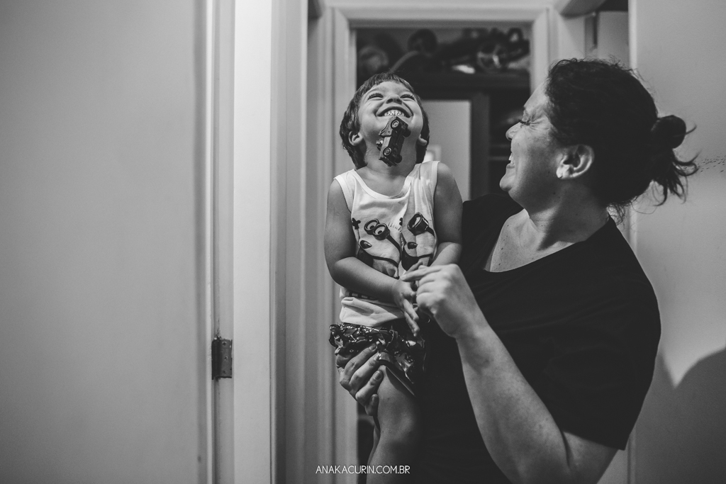 Parto domiciliar de Juliana Brito, nascimento de Francisco, assistido pela equipe Coletivo de Parteiras pelas enfermeiras obstétricas Maíra Libertad e Marina Barreto e pela doula Priscilla Lamenza, registrado pela fotógrafa de partos Ana Kacurin no RJ.