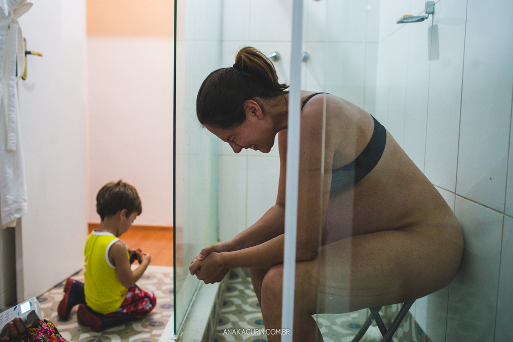 Parto domiciliar de Juliana Brito, nascimento de Francisco, assistido pela equipe Coletivo de Parteiras pelas enfermeiras obstétricas Maíra Libertad e Marina Barreto e pela doula Priscilla Lamenza, registrado pela fotógrafa de partos Ana Kacurin no RJ.