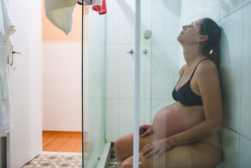 Parto domiciliar de Juliana Brito, nascimento de Francisco, assistido pela equipe Coletivo de Parteiras pelas enfermeiras obstétricas Maíra Libertad e Marina Barreto e pela doula Priscilla Lamenza, registrado pela fotógrafa de partos Ana Kacurin no RJ.