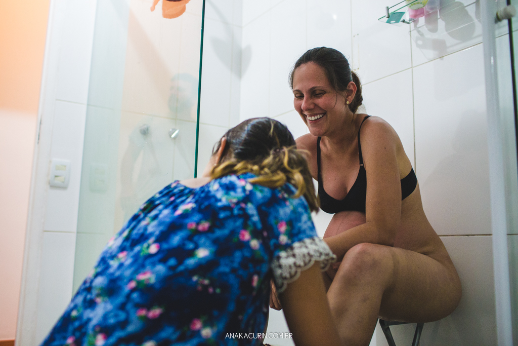 Parto domiciliar de Juliana Brito, nascimento de Francisco, assistido pela equipe Coletivo de Parteiras pelas enfermeiras obstétricas Maíra Libertad e Marina Barreto e pela doula Priscilla Lamenza, registrado pela fotógrafa de partos Ana Kacurin no RJ.