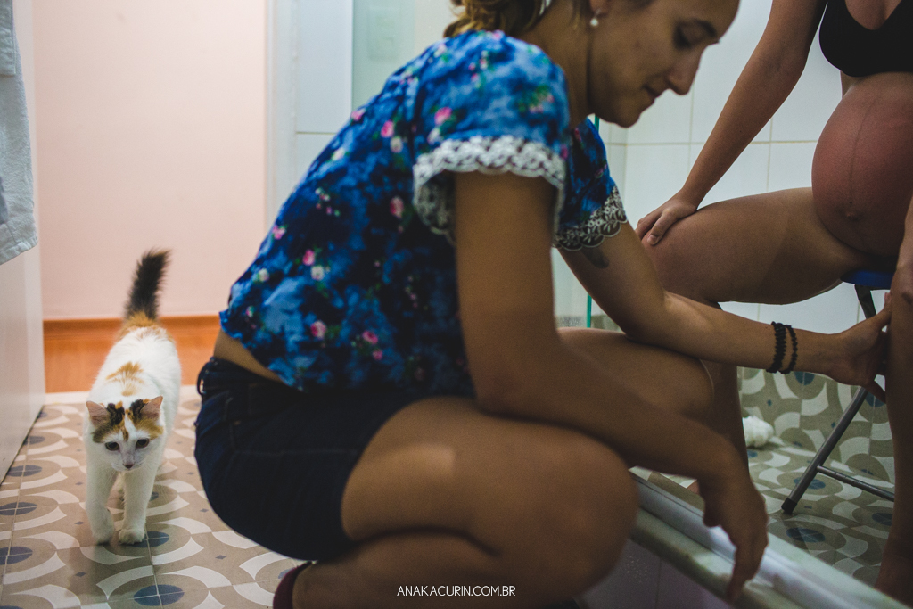 Parto domiciliar de Juliana Brito, nascimento de Francisco, assistido pela equipe Coletivo de Parteiras pelas enfermeiras obstétricas Maíra Libertad e Marina Barreto e pela doula Priscilla Lamenza, registrado pela fotógrafa de partos Ana Kacurin no RJ.