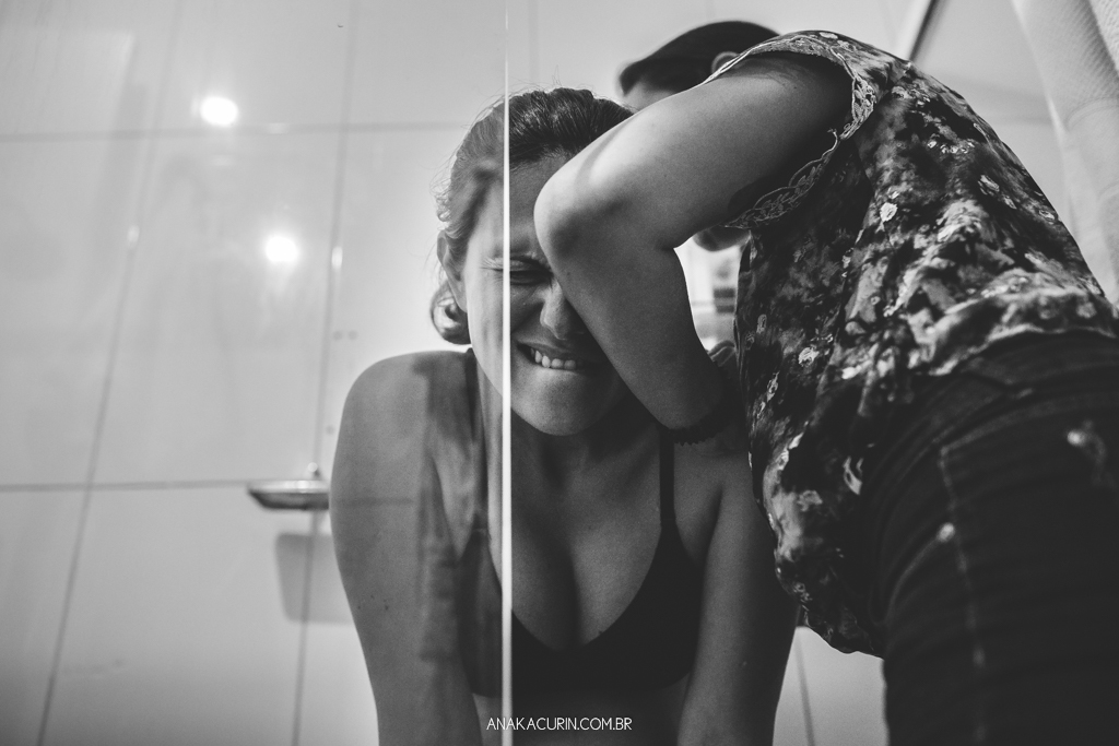 Parto domiciliar de Juliana Brito, nascimento de Francisco, assistido pela equipe Coletivo de Parteiras pelas enfermeiras obstétricas Maíra Libertad e Marina Barreto e pela doula Priscilla Lamenza, registrado pela fotógrafa de partos Ana Kacurin no RJ.