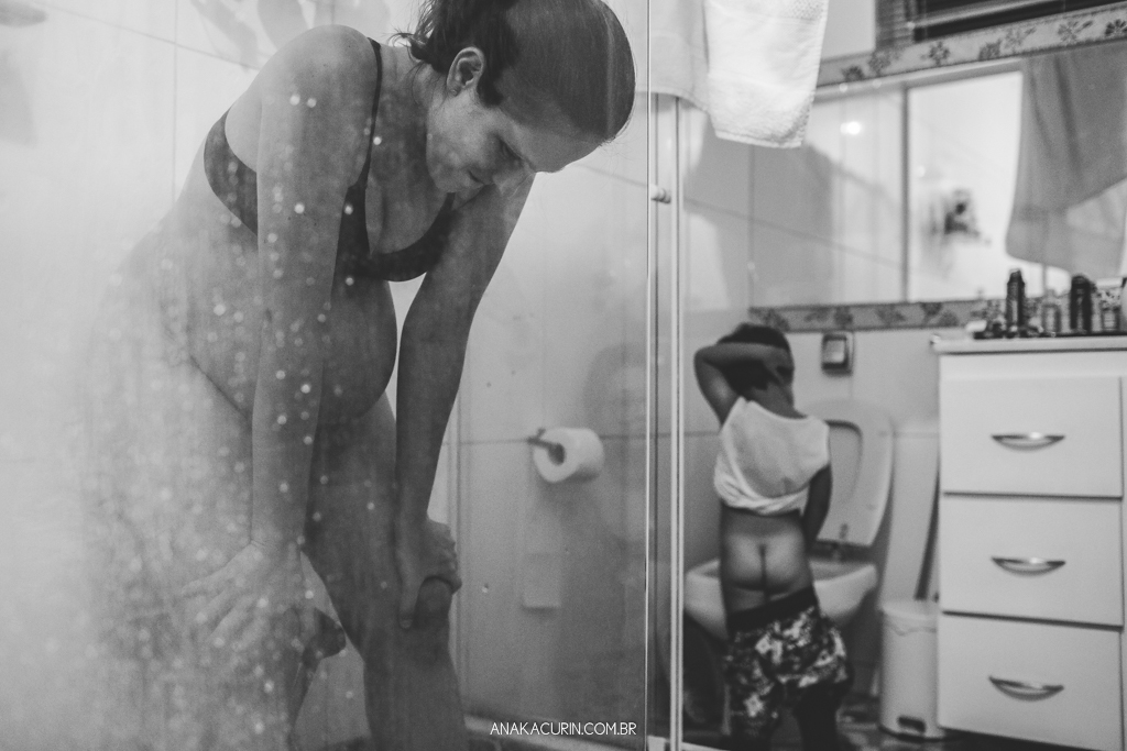 Parto domiciliar de Juliana Brito, nascimento de Francisco, assistido pela equipe Coletivo de Parteiras pelas enfermeiras obstétricas Maíra Libertad e Marina Barreto e pela doula Priscilla Lamenza, registrado pela fotógrafa de partos Ana Kacurin no RJ.