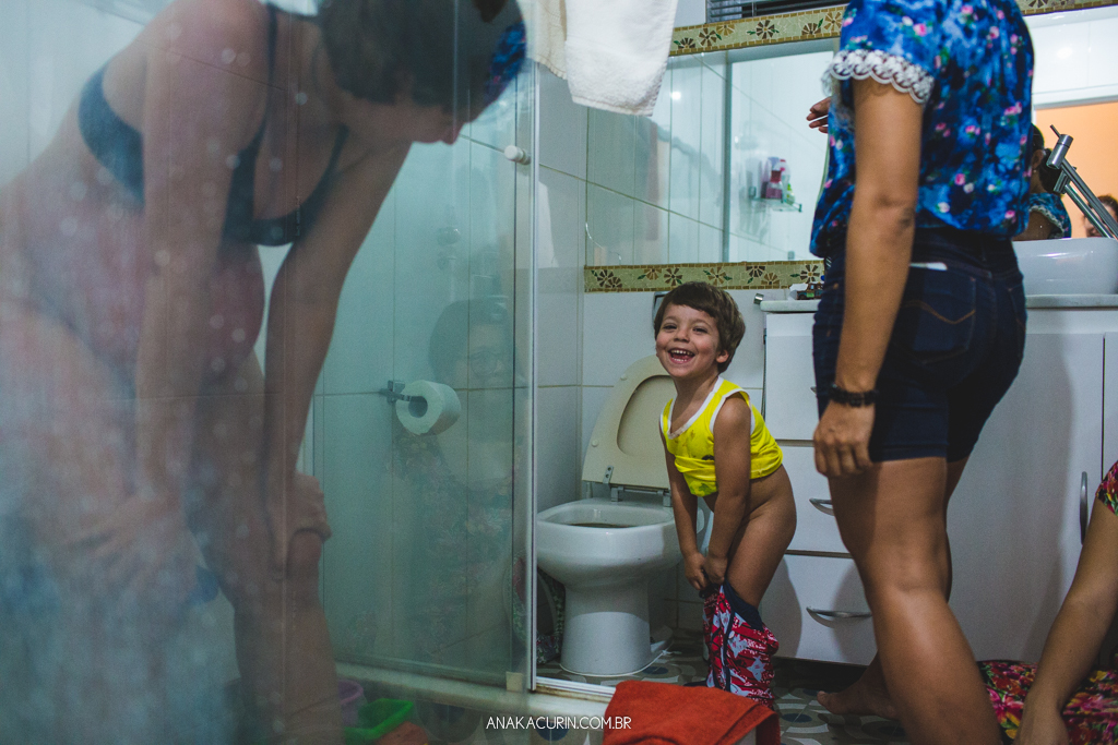 Parto domiciliar de Juliana Brito, nascimento de Francisco, assistido pela equipe Coletivo de Parteiras pelas enfermeiras obstétricas Maíra Libertad e Marina Barreto e pela doula Priscilla Lamenza, registrado pela fotógrafa de partos Ana Kacurin no RJ.