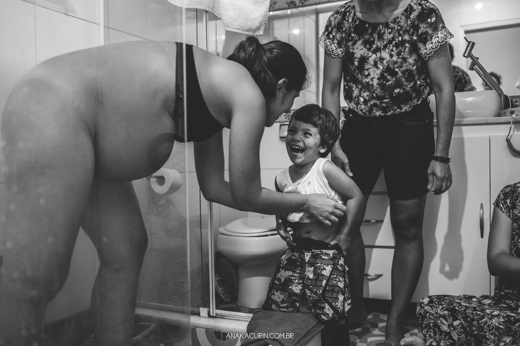 Parto domiciliar de Juliana Brito, nascimento de Francisco, assistido pela equipe Coletivo de Parteiras pelas enfermeiras obstétricas Maíra Libertad e Marina Barreto e pela doula Priscilla Lamenza, registrado pela fotógrafa de partos Ana Kacurin no RJ.