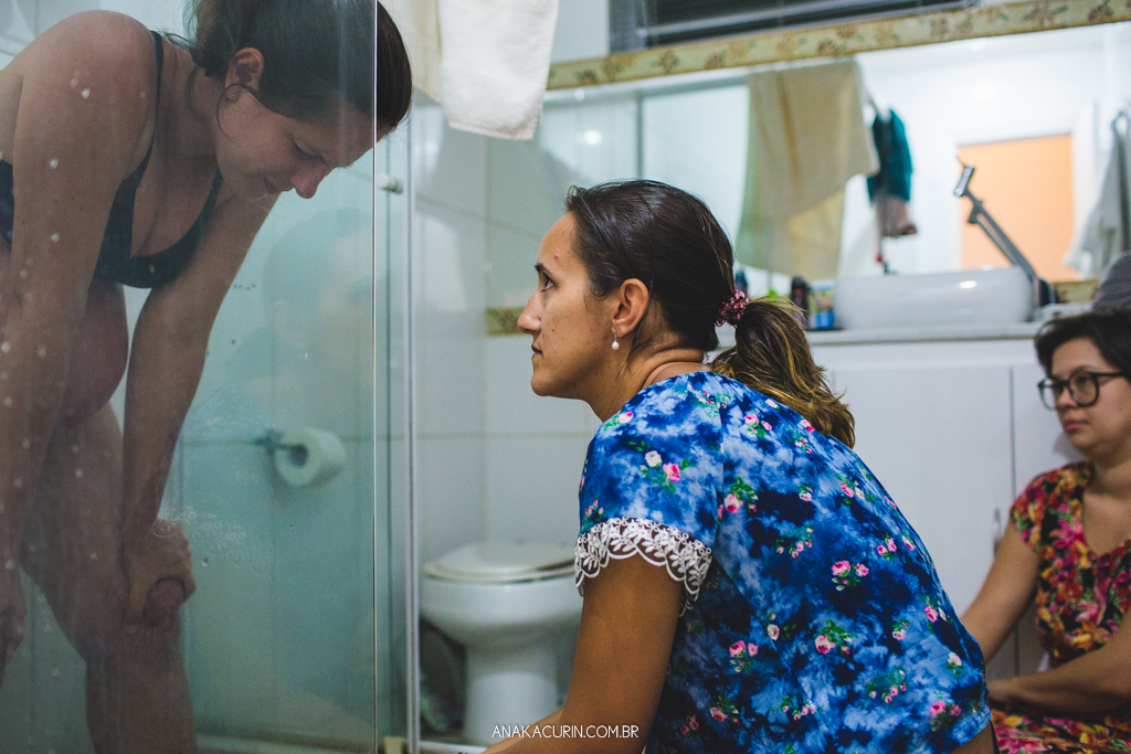 Parto domiciliar de Juliana Brito, nascimento de Francisco, assistido pela equipe Coletivo de Parteiras pelas enfermeiras obstétricas Maíra Libertad e Marina Barreto e pela doula Priscilla Lamenza, registrado pela fotógrafa de partos Ana Kacurin no RJ.