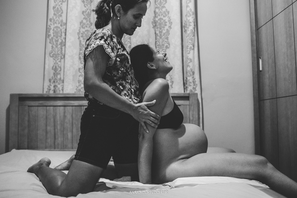 Parto domiciliar de Juliana Brito, nascimento de Francisco, assistido pela equipe Coletivo de Parteiras pelas enfermeiras obstétricas Maíra Libertad e Marina Barreto e pela doula Priscilla Lamenza, registrado pela fotógrafa de partos Ana Kacurin no RJ.