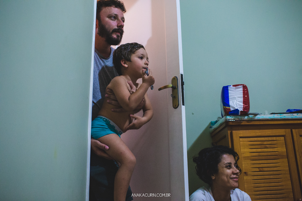 Parto domiciliar de Juliana Brito, nascimento de Francisco, assistido pela equipe Coletivo de Parteiras pelas enfermeiras obstétricas Maíra Libertad e Marina Barreto e pela doula Priscilla Lamenza, registrado pela fotógrafa de partos Ana Kacurin no RJ.