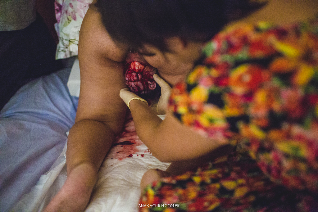 Parto domiciliar de Juliana Brito, nascimento de Francisco, assistido pela equipe Coletivo de Parteiras pelas enfermeiras obstétricas Maíra Libertad e Marina Barreto e pela doula Priscilla Lamenza, registrado pela fotógrafa de partos Ana Kacurin no RJ.