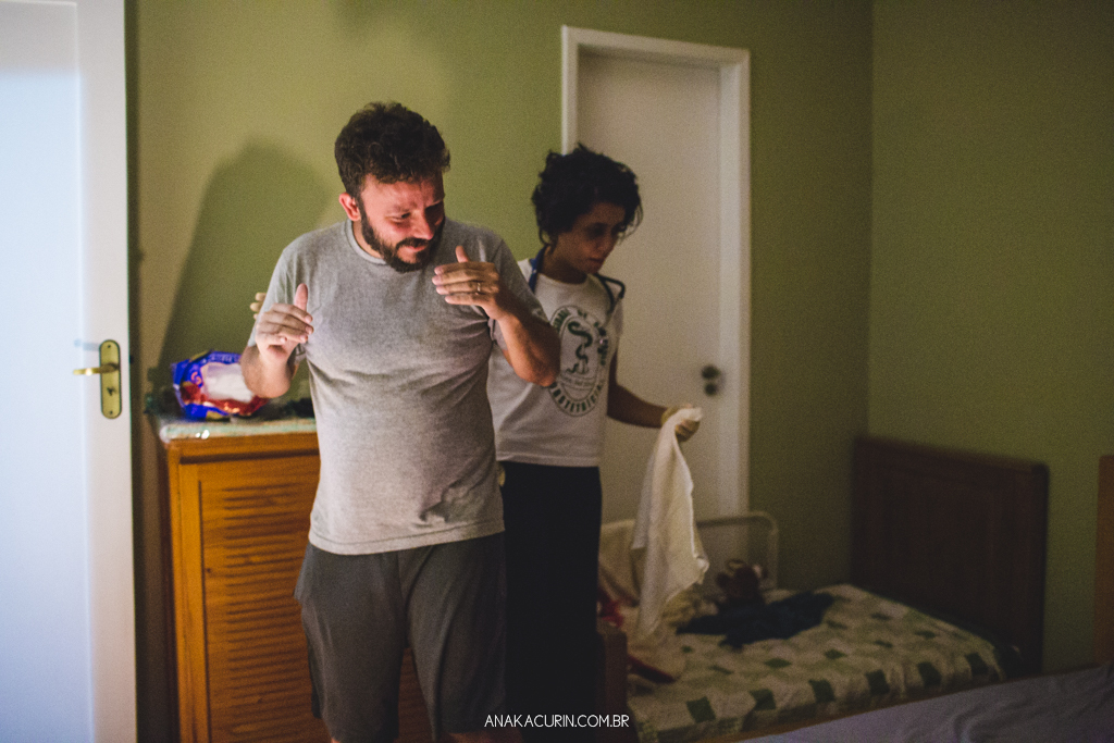 Parto domiciliar de Juliana Brito, nascimento de Francisco, assistido pela equipe Coletivo de Parteiras pelas enfermeiras obstétricas Maíra Libertad e Marina Barreto e pela doula Priscilla Lamenza, registrado pela fotógrafa de partos Ana Kacurin no RJ.