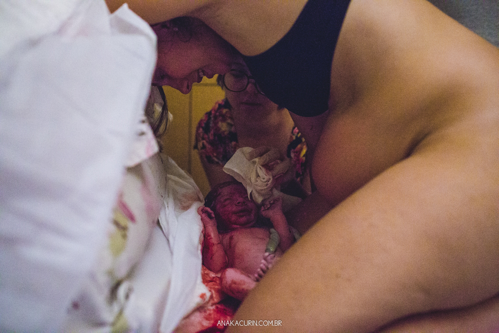 Parto domiciliar de Juliana Brito, nascimento de Francisco, assistido pela equipe Coletivo de Parteiras pelas enfermeiras obstétricas Maíra Libertad e Marina Barreto e pela doula Priscilla Lamenza, registrado pela fotógrafa de partos Ana Kacurin no RJ.