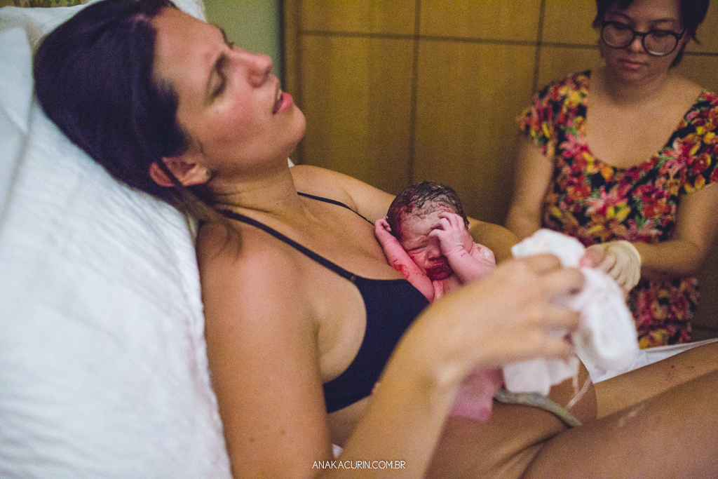 Parto domiciliar de Juliana Brito, nascimento de Francisco, assistido pela equipe Coletivo de Parteiras pelas enfermeiras obstétricas Maíra Libertad e Marina Barreto e pela doula Priscilla Lamenza, registrado pela fotógrafa de partos Ana Kacurin no RJ.