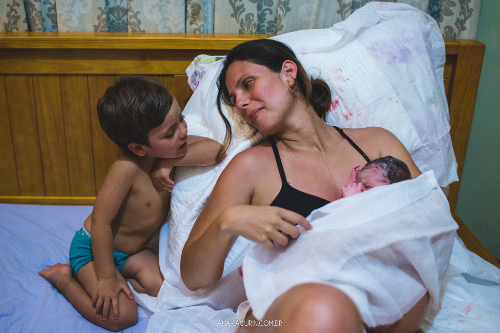 Parto domiciliar de Juliana Brito, nascimento de Francisco, assistido pela equipe Coletivo de Parteiras pelas enfermeiras obstétricas Maíra Libertad e Marina Barreto e pela doula Priscilla Lamenza, registrado pela fotógrafa de partos Ana Kacurin no RJ.