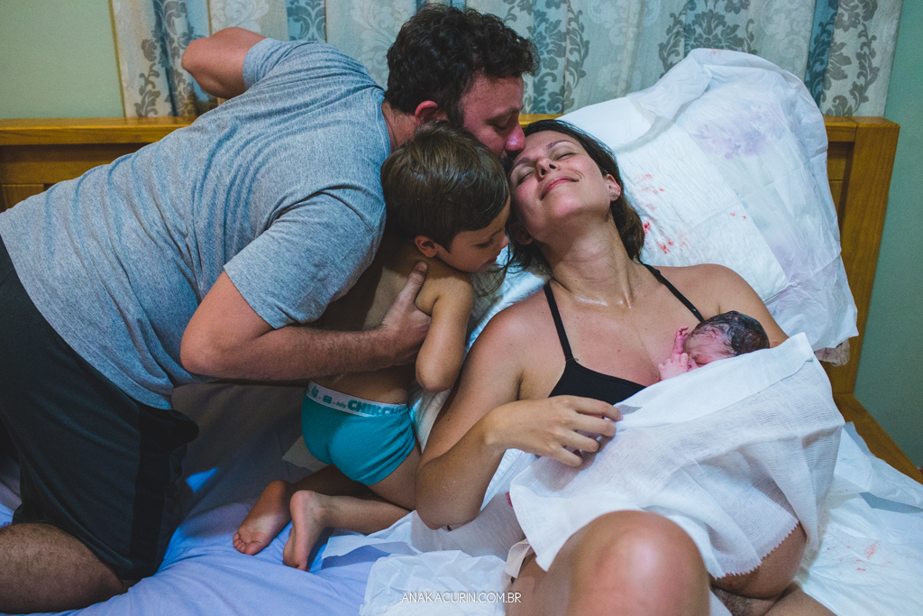 Parto domiciliar de Juliana Brito, nascimento de Francisco, assistido pela equipe Coletivo de Parteiras pelas enfermeiras obstétricas Maíra Libertad e Marina Barreto e pela doula Priscilla Lamenza, registrado pela fotógrafa de partos Ana Kacurin no RJ.