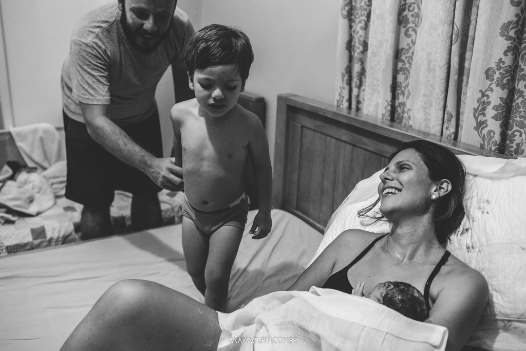 Parto domiciliar de Juliana Brito, nascimento de Francisco, assistido pela equipe Coletivo de Parteiras pelas enfermeiras obstétricas Maíra Libertad e Marina Barreto e pela doula Priscilla Lamenza, registrado pela fotógrafa de partos Ana Kacurin no RJ.