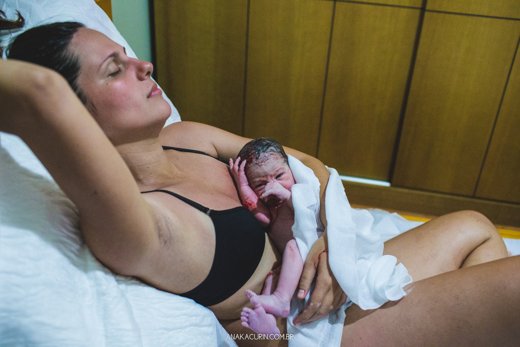 Parto domiciliar de Juliana Brito, nascimento de Francisco, assistido pela equipe Coletivo de Parteiras pelas enfermeiras obstétricas Maíra Libertad e Marina Barreto e pela doula Priscilla Lamenza, registrado pela fotógrafa de partos Ana Kacurin no RJ.