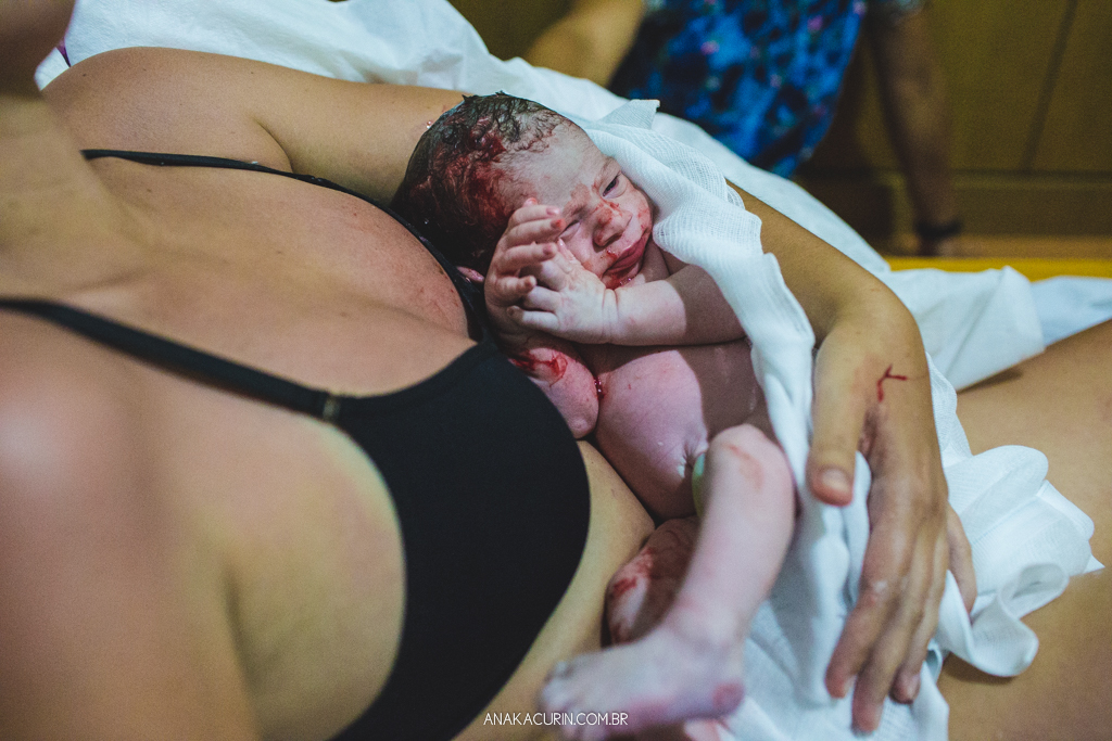 Parto domiciliar de Juliana Brito, nascimento de Francisco, assistido pela equipe Coletivo de Parteiras pelas enfermeiras obstétricas Maíra Libertad e Marina Barreto e pela doula Priscilla Lamenza, registrado pela fotógrafa de partos Ana Kacurin no RJ.