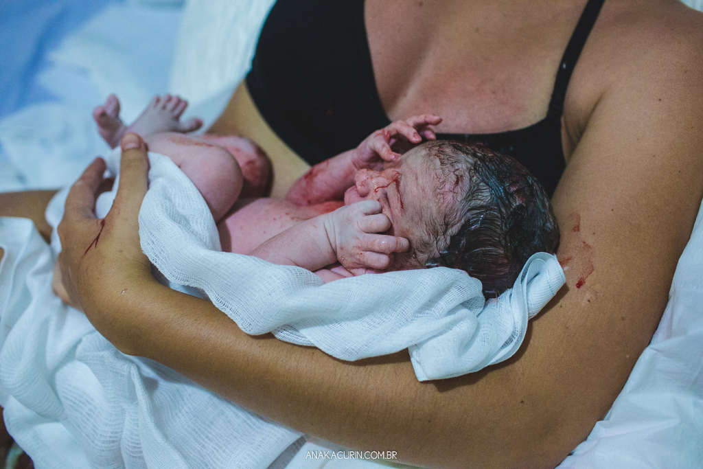 Parto domiciliar de Juliana Brito, nascimento de Francisco, assistido pela equipe Coletivo de Parteiras pelas enfermeiras obstétricas Maíra Libertad e Marina Barreto e pela doula Priscilla Lamenza, registrado pela fotógrafa de partos Ana Kacurin no RJ.