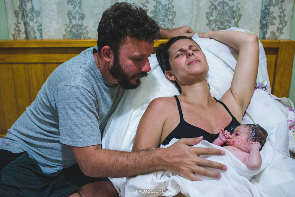 Parto domiciliar de Juliana Brito, nascimento de Francisco, assistido pela equipe Coletivo de Parteiras pelas enfermeiras obstétricas Maíra Libertad e Marina Barreto e pela doula Priscilla Lamenza, registrado pela fotógrafa de partos Ana Kacurin no RJ.