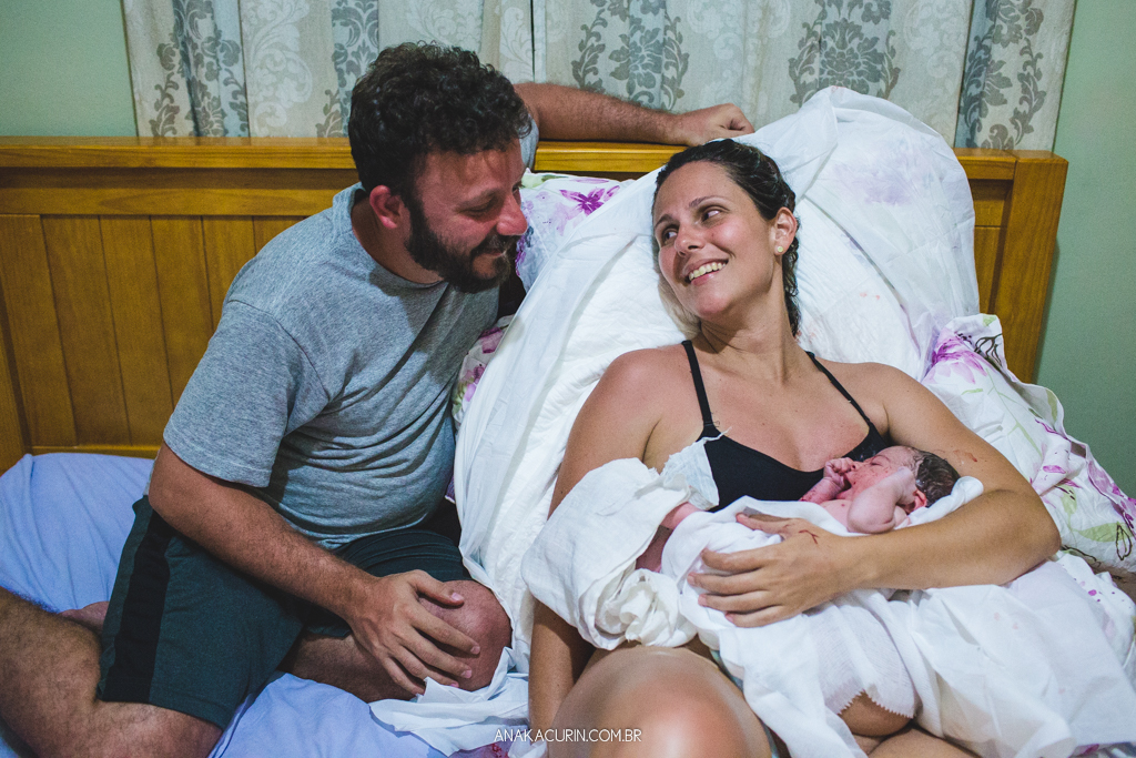 Parto domiciliar de Juliana Brito, nascimento de Francisco, assistido pela equipe Coletivo de Parteiras pelas enfermeiras obstétricas Maíra Libertad e Marina Barreto e pela doula Priscilla Lamenza, registrado pela fotógrafa de partos Ana Kacurin no RJ.