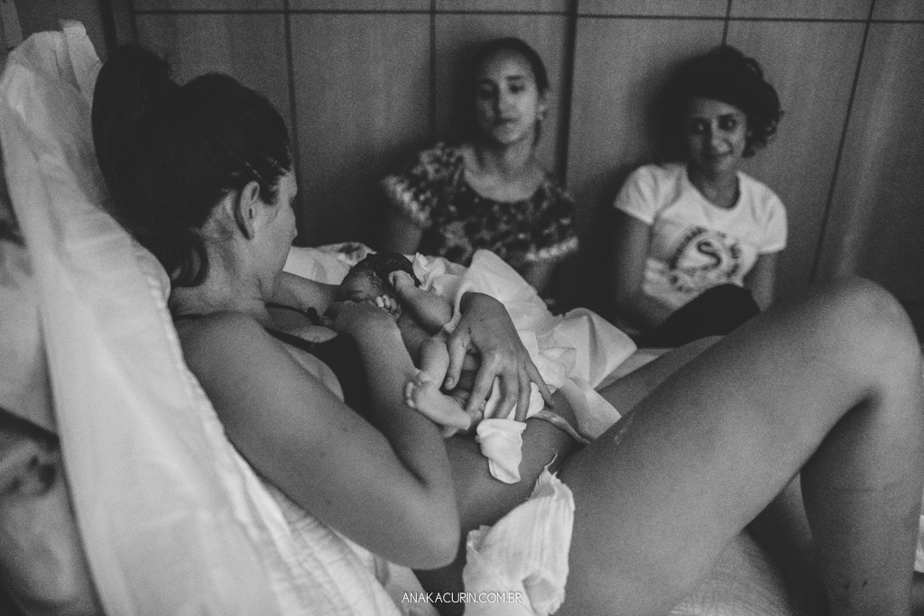 Parto domiciliar de Juliana Brito, nascimento de Francisco, assistido pela equipe Coletivo de Parteiras pelas enfermeiras obstétricas Maíra Libertad e Marina Barreto e pela doula Priscilla Lamenza, registrado pela fotógrafa de partos Ana Kacurin no RJ.