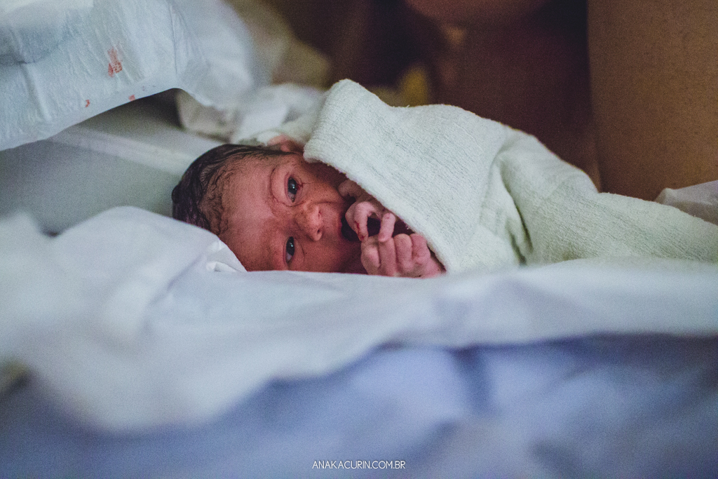 Parto domiciliar de Juliana Brito, nascimento de Francisco, assistido pela equipe Coletivo de Parteiras pelas enfermeiras obstétricas Maíra Libertad e Marina Barreto e pela doula Priscilla Lamenza, registrado pela fotógrafa de partos Ana Kacurin no RJ.