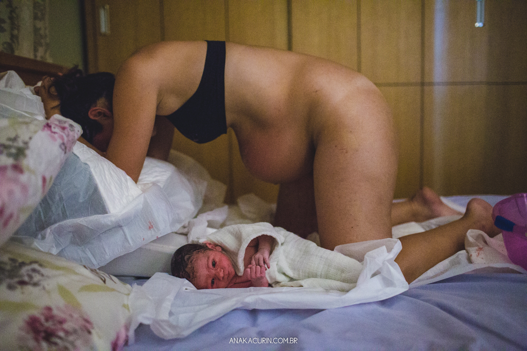 Parto domiciliar de Juliana Brito, nascimento de Francisco, assistido pela equipe Coletivo de Parteiras pelas enfermeiras obstétricas Maíra Libertad e Marina Barreto e pela doula Priscilla Lamenza, registrado pela fotógrafa de partos Ana Kacurin no RJ.