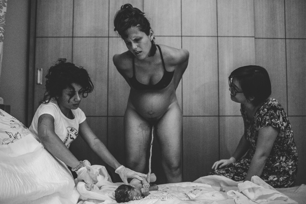 Parto domiciliar de Juliana Brito, nascimento de Francisco, assistido pela equipe Coletivo de Parteiras pelas enfermeiras obstétricas Maíra Libertad e Marina Barreto e pela doula Priscilla Lamenza, registrado pela fotógrafa de partos Ana Kacurin no RJ.