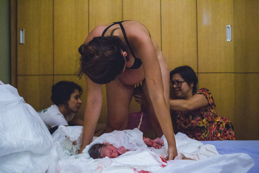 Parto domiciliar de Juliana Brito, nascimento de Francisco, assistido pela equipe Coletivo de Parteiras pelas enfermeiras obstétricas Maíra Libertad e Marina Barreto e pela doula Priscilla Lamenza, registrado pela fotógrafa de partos Ana Kacurin no RJ.