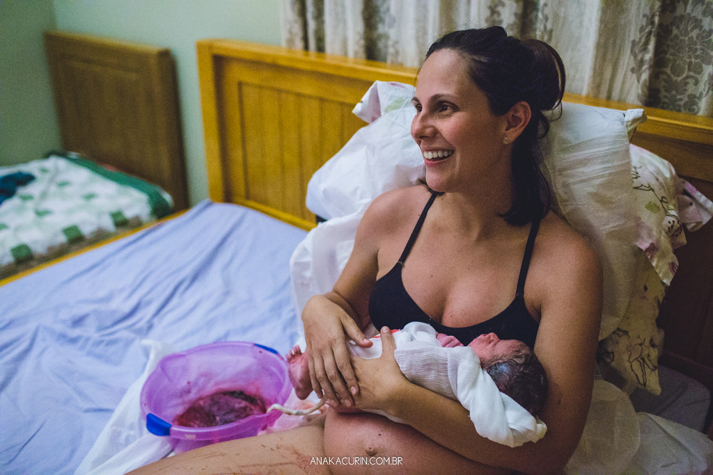 Parto domiciliar de Juliana Brito, nascimento de Francisco, assistido pela equipe Coletivo de Parteiras pelas enfermeiras obstétricas Maíra Libertad e Marina Barreto e pela doula Priscilla Lamenza, registrado pela fotógrafa de partos Ana Kacurin no RJ.