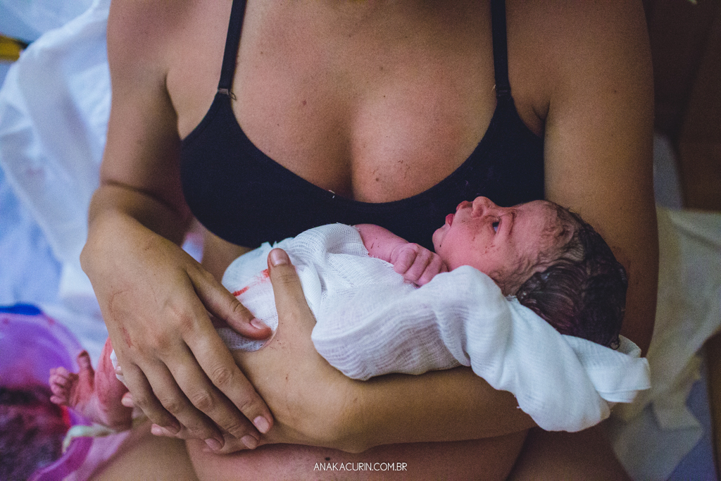 Parto domiciliar de Juliana Brito, nascimento de Francisco, assistido pela equipe Coletivo de Parteiras pelas enfermeiras obstétricas Maíra Libertad e Marina Barreto e pela doula Priscilla Lamenza, registrado pela fotógrafa de partos Ana Kacurin no RJ.