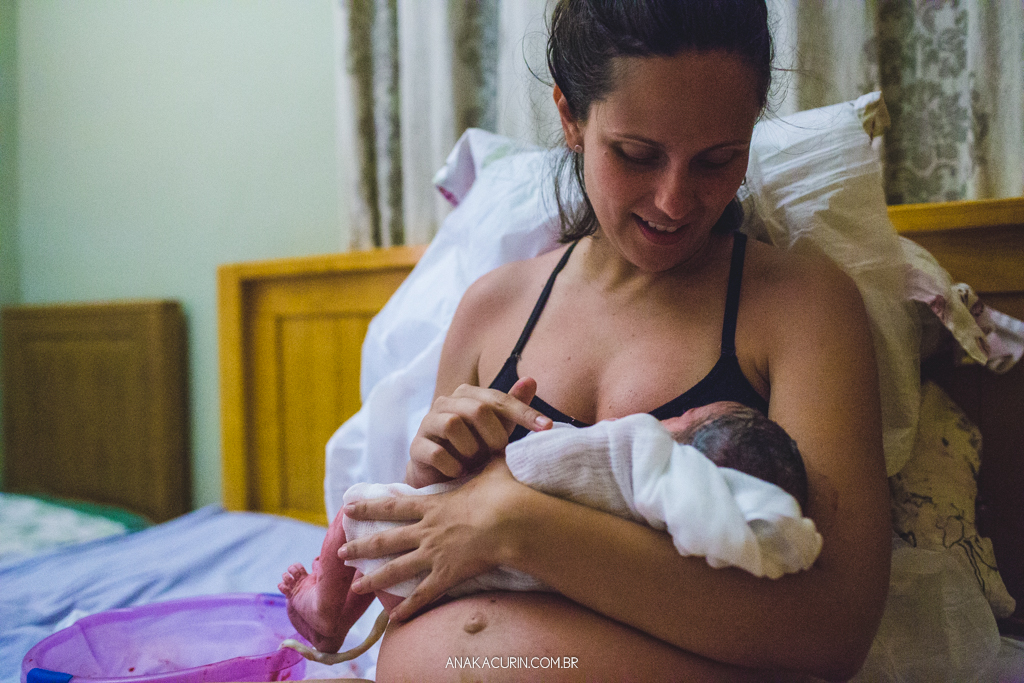 Parto domiciliar de Juliana Brito, nascimento de Francisco, assistido pela equipe Coletivo de Parteiras pelas enfermeiras obstétricas Maíra Libertad e Marina Barreto e pela doula Priscilla Lamenza, registrado pela fotógrafa de partos Ana Kacurin no RJ.