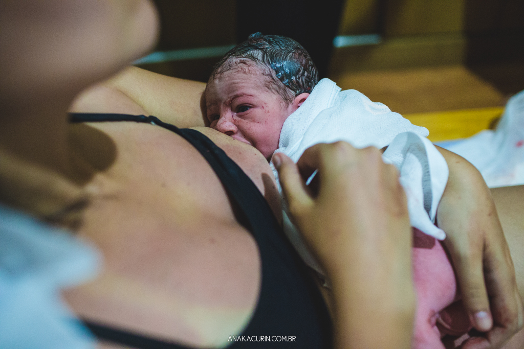 Parto domiciliar de Juliana Brito, nascimento de Francisco, assistido pela equipe Coletivo de Parteiras pelas enfermeiras obstétricas Maíra Libertad e Marina Barreto e pela doula Priscilla Lamenza, registrado pela fotógrafa de partos Ana Kacurin no RJ.