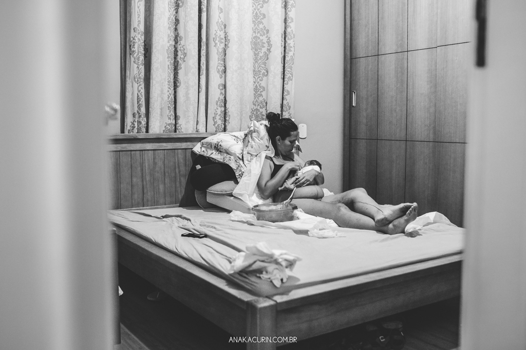 Parto domiciliar de Juliana Brito, nascimento de Francisco, assistido pela equipe Coletivo de Parteiras pelas enfermeiras obstétricas Maíra Libertad e Marina Barreto e pela doula Priscilla Lamenza, registrado pela fotógrafa de partos Ana Kacurin no RJ.