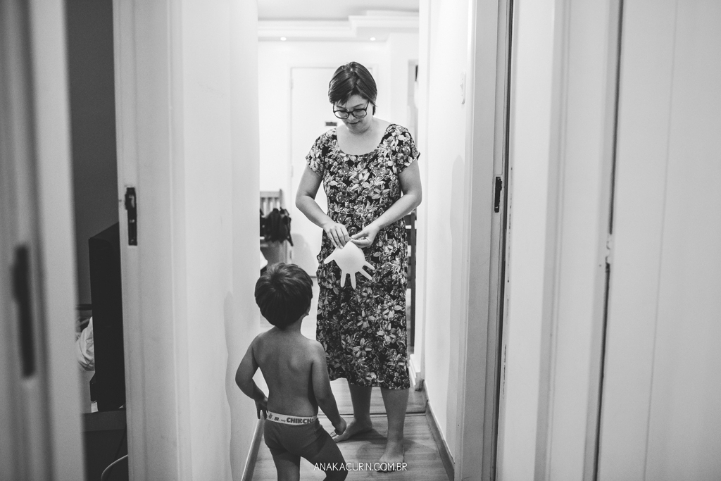 Parto domiciliar de Juliana Brito, nascimento de Francisco, assistido pela equipe Coletivo de Parteiras pelas enfermeiras obstétricas Maíra Libertad e Marina Barreto e pela doula Priscilla Lamenza, registrado pela fotógrafa de partos Ana Kacurin no RJ.