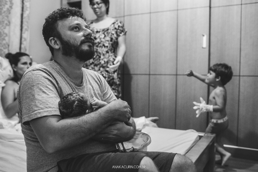 Parto domiciliar de Juliana Brito, nascimento de Francisco, assistido pela equipe Coletivo de Parteiras pelas enfermeiras obstétricas Maíra Libertad e Marina Barreto e pela doula Priscilla Lamenza, registrado pela fotógrafa de partos Ana Kacurin no RJ.