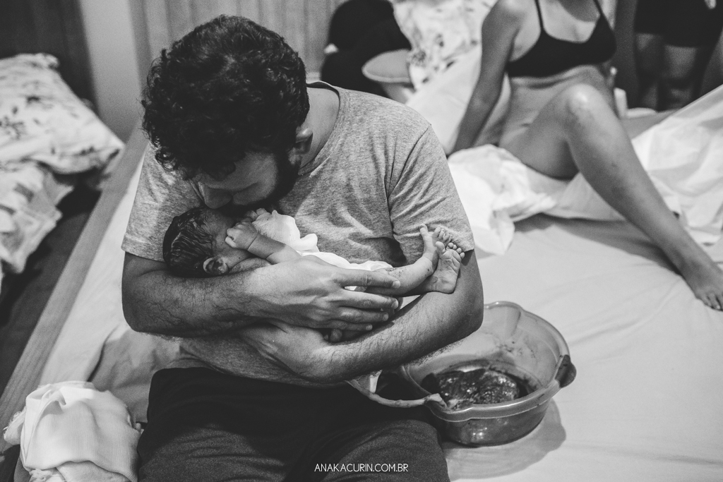 Parto domiciliar de Juliana Brito, nascimento de Francisco, assistido pela equipe Coletivo de Parteiras pelas enfermeiras obstétricas Maíra Libertad e Marina Barreto e pela doula Priscilla Lamenza, registrado pela fotógrafa de partos Ana Kacurin no RJ.