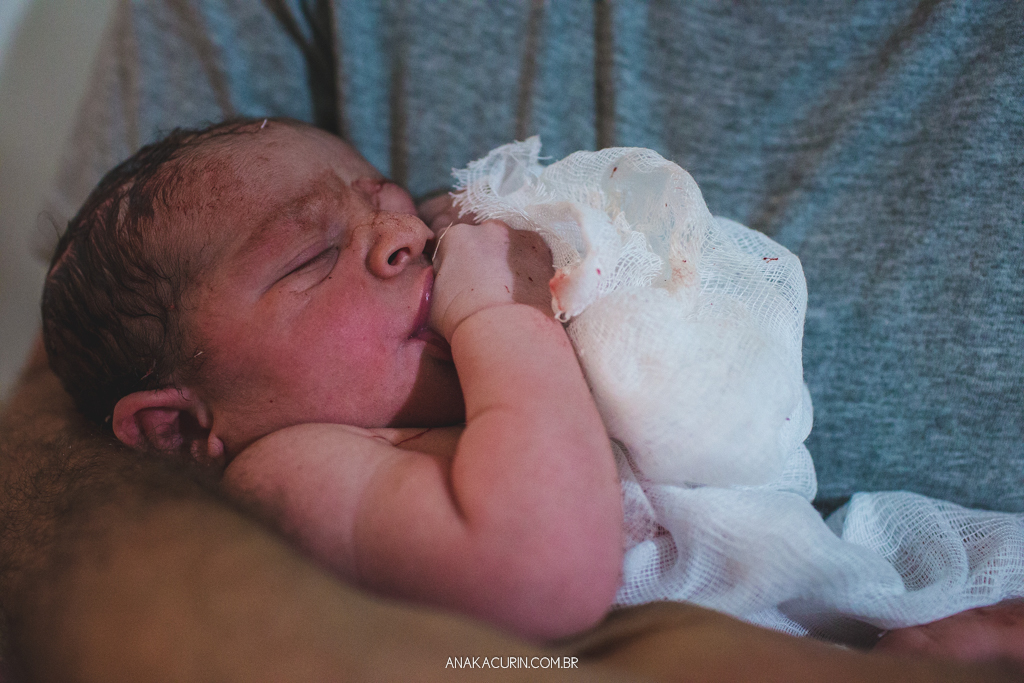 Parto domiciliar de Juliana Brito, nascimento de Francisco, assistido pela equipe Coletivo de Parteiras pelas enfermeiras obstétricas Maíra Libertad e Marina Barreto e pela doula Priscilla Lamenza, registrado pela fotógrafa de partos Ana Kacurin no RJ.
