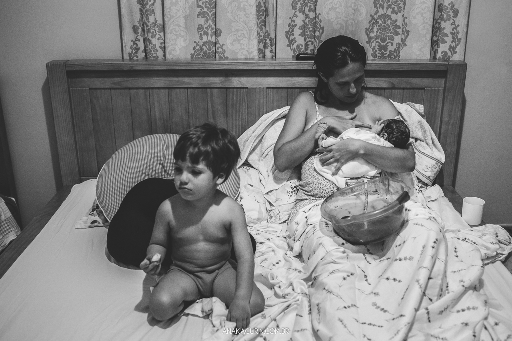 Parto domiciliar de Juliana Brito, nascimento de Francisco, assistido pela equipe Coletivo de Parteiras pelas enfermeiras obstétricas Maíra Libertad e Marina Barreto e pela doula Priscilla Lamenza, registrado pela fotógrafa de partos Ana Kacurin no RJ.