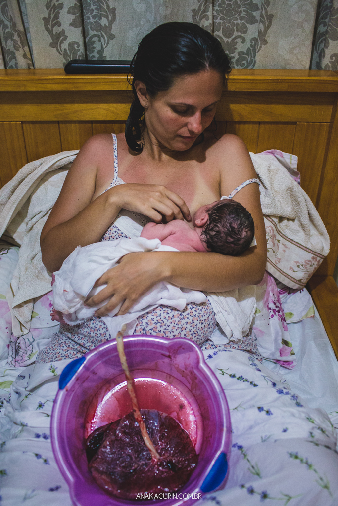 Parto domiciliar de Juliana Brito, nascimento de Francisco, assistido pela equipe Coletivo de Parteiras pelas enfermeiras obstétricas Maíra Libertad e Marina Barreto e pela doula Priscilla Lamenza, registrado pela fotógrafa de partos Ana Kacurin no RJ.
