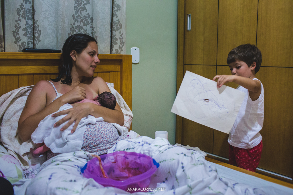 Parto domiciliar de Juliana Brito, nascimento de Francisco, assistido pela equipe Coletivo de Parteiras pelas enfermeiras obstétricas Maíra Libertad e Marina Barreto e pela doula Priscilla Lamenza, registrado pela fotógrafa de partos Ana Kacurin no RJ.