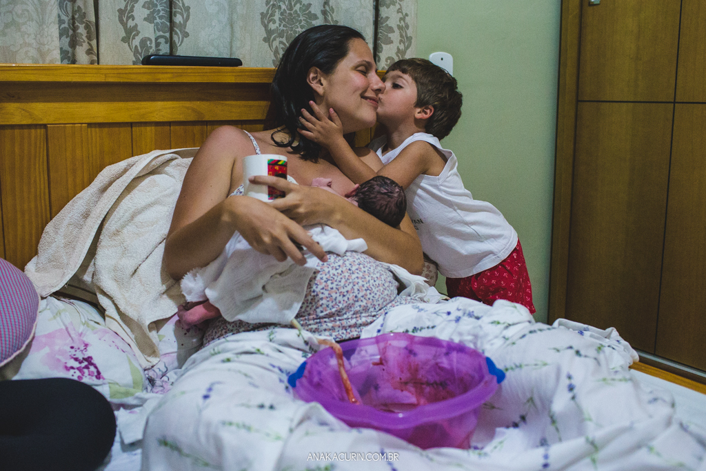 Parto domiciliar de Juliana Brito, nascimento de Francisco, assistido pela equipe Coletivo de Parteiras pelas enfermeiras obstétricas Maíra Libertad e Marina Barreto e pela doula Priscilla Lamenza, registrado pela fotógrafa de partos Ana Kacurin no RJ.