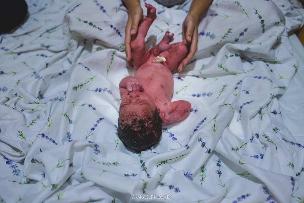 Parto domiciliar de Juliana Brito, nascimento de Francisco, assistido pela equipe Coletivo de Parteiras pelas enfermeiras obstétricas Maíra Libertad e Marina Barreto e pela doula Priscilla Lamenza, registrado pela fotógrafa de partos Ana Kacurin no RJ.