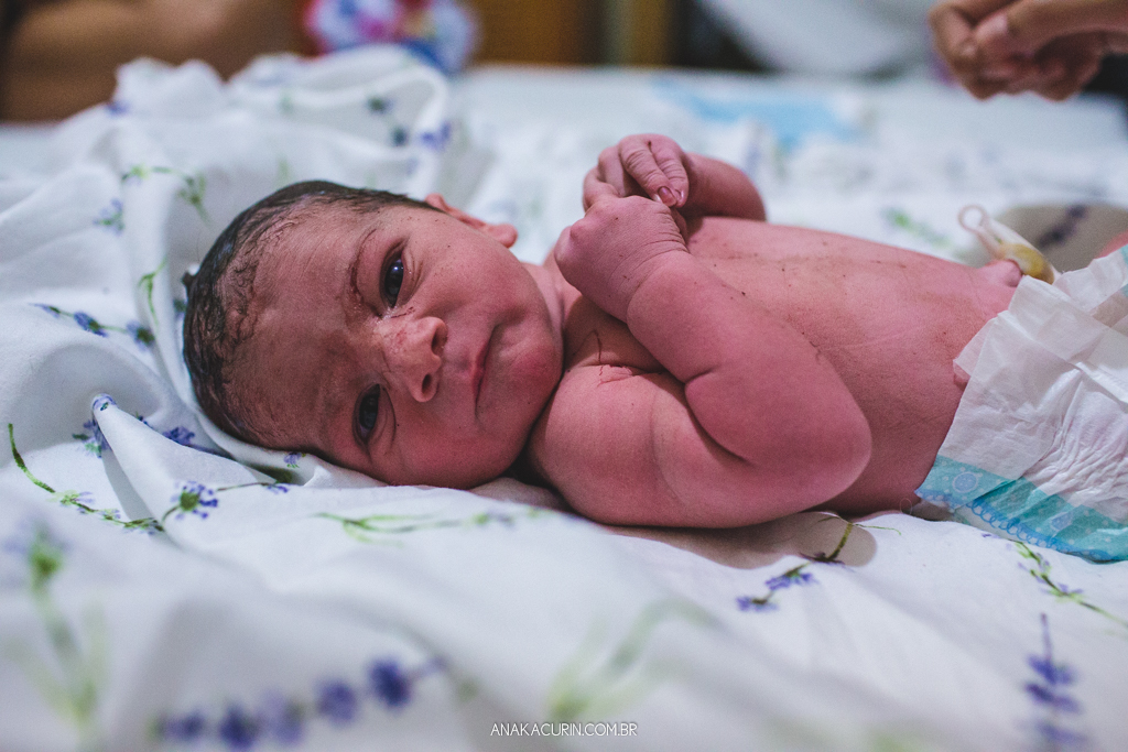 Parto domiciliar de Juliana Brito, nascimento de Francisco, assistido pela equipe Coletivo de Parteiras pelas enfermeiras obstétricas Maíra Libertad e Marina Barreto e pela doula Priscilla Lamenza, registrado pela fotógrafa de partos Ana Kacurin no RJ.